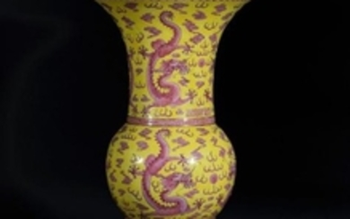 Arte Cinese A yellow glazed porcelain trumphet vase