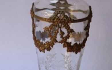 Vase de forme balustre en cristal gravé de panier …