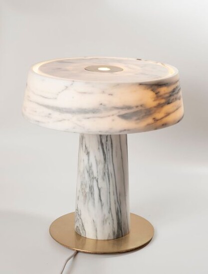 Lampe circulaire en marbre blanc veiné. Travail... - Lot 179 - Paris Enchères - Collin du Bocage