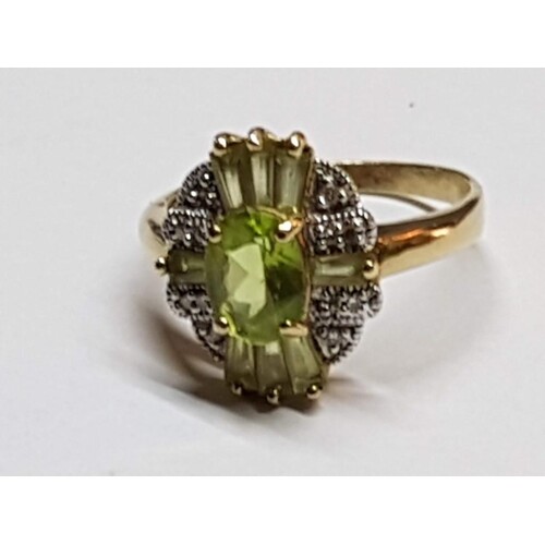 9ct Yellow Gold Ring with Large Oval Peridot Stone in Center...