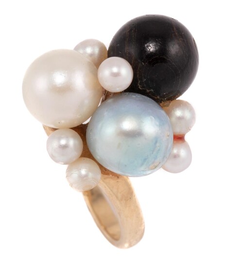 A 14CT GOLD PEARL AND CORAL RING; set with an 8.5mm round black coral bead, two 7.5mm cultured freshwater pearls in cream and silver...