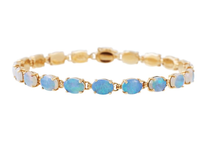 A 14CT YELLOW GOLD BRACELET set with nineteen polished opals