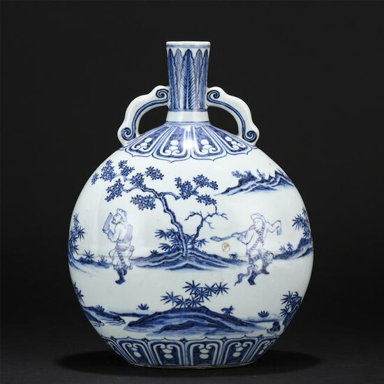 A BLUE AND WHITE PORCELAIN MOON FLASK