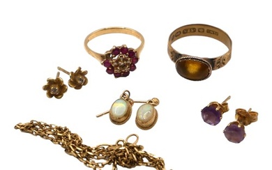 A COLLECTION OF 9CT GOLD JEWELLERY, TO INCLUDE TWO RINGS, TH...