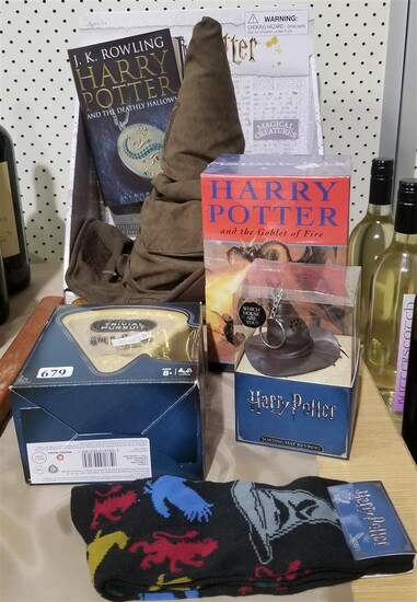 A COLLECTION OF HARRY POTTER RELATED ITEMS