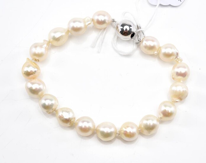 A CULTURED PEARL BRACELET, THE CLASP IN 9CT WHITE GOLD, TOTAL LENGTH 190MM