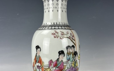 A Chinese Famille Rose Porcelain Vases Jingdezhen Mark