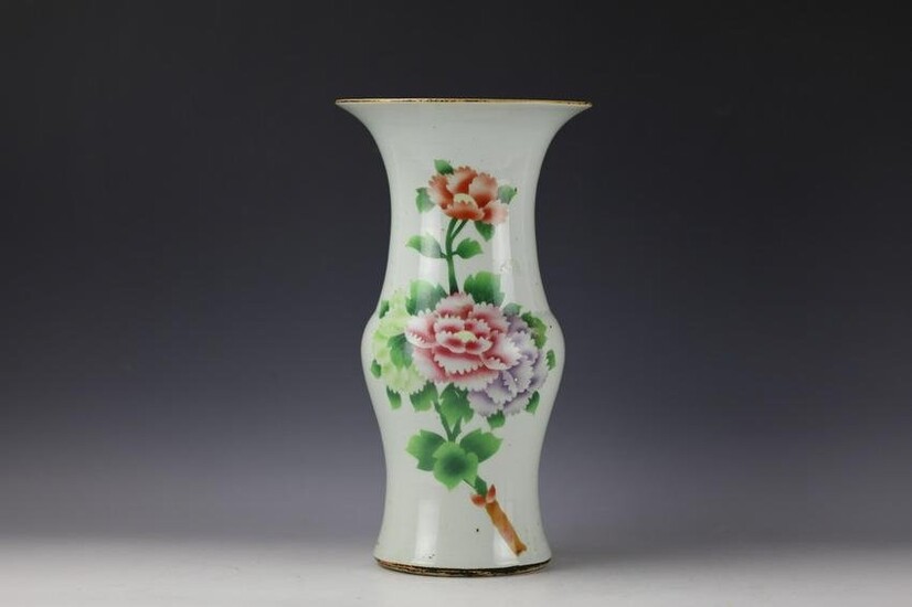 A Chinese Famille Rose Screen Transfer Beaker Porcelain