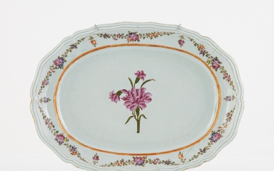 A Chinese export porcelain dish, Qing dynasty, Qianlong (1736-95).