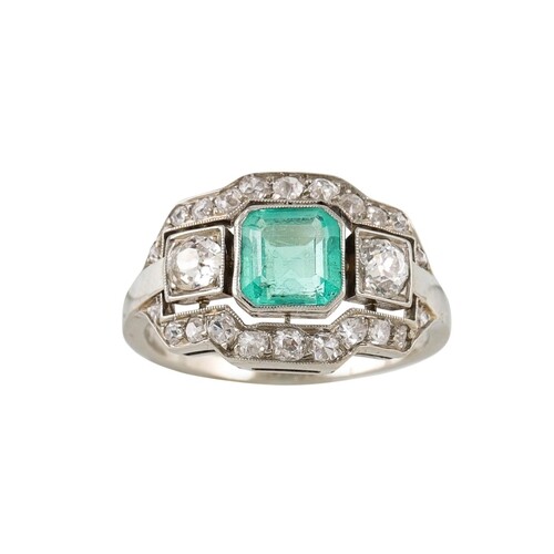A DIAMOND AND EMERALD PLAQUE CLUSTER RING, French hallmarks....