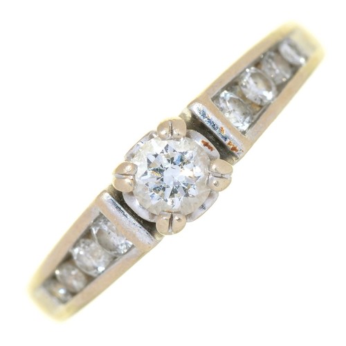 A DIAMOND SOLITAIRE RING IN PLATINUM, DIAMONDS IN TOTAL APPR...