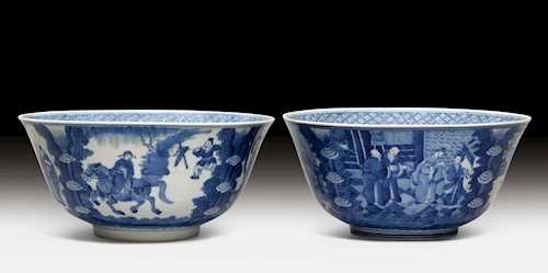 A FINE PAIR OF KANGXI-STYLE BLUE AND WHITE BOWLS.