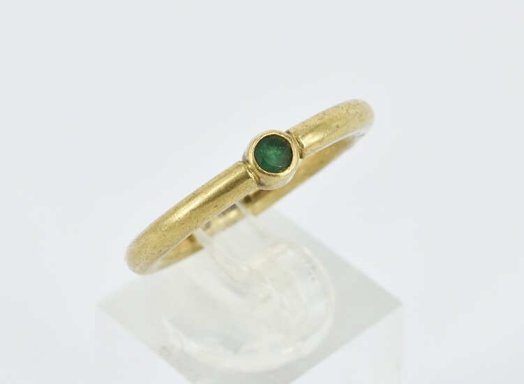 A GENT'S EMERALD RING