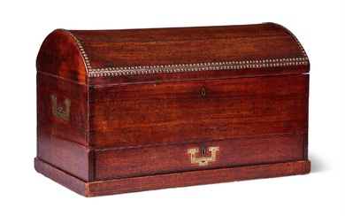 A GEORGE III MAHOGANY AND BRASS STUDDED CAMPAIGN TRUNK, LATE 18TH/EARLY 19TH CENTURY