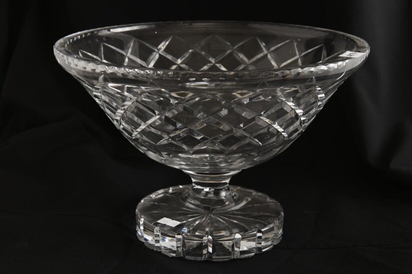 A LARGE HEAVY CUT CRYSTAL FOOTED CENTRE BOWL, 30.5 CM DIAMETER, 20 CM HIGH, LEONARD JOEL LOCAL DELIVERY SIZE: SMALL