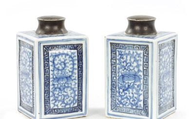 A PAIR OF 19TH CENTURY CHINESE BLUE AND WHITE...