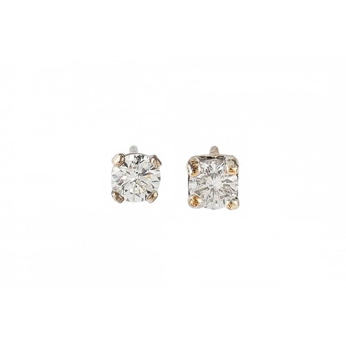 A PAIR OF DIAMOND STUD EARRINGS, mounted in white gold. Est...