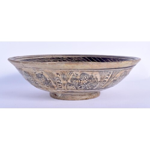 A RARE 17TH CENTURY THAI SWATTOW TYPE POTTERY BOWL painted w...