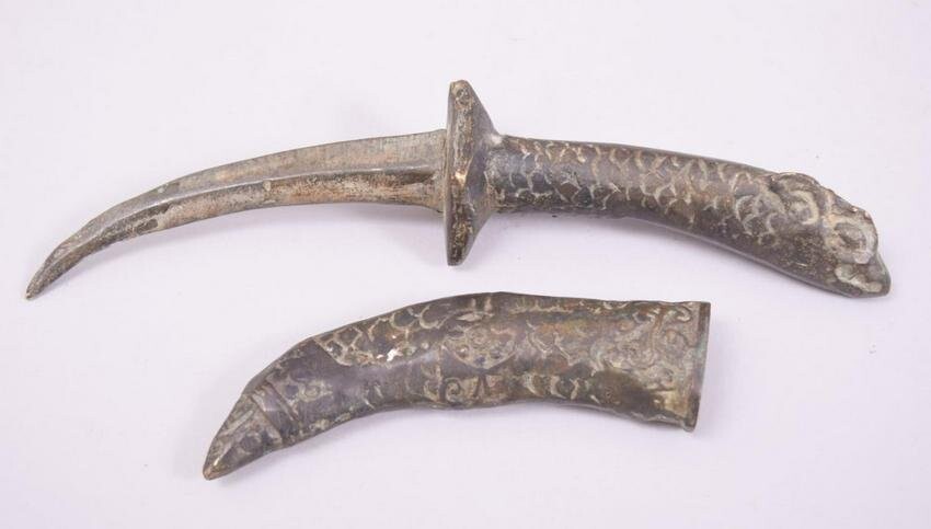 A SMALL CHINESE BRONZE DAGGER AND SCABBARD, with