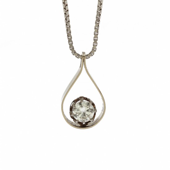 A diamond pendant set with a brilliant-cut diamond, mounted in 14k white gold. Accompanied by necklace of 14k white gold. L. 38 cm.