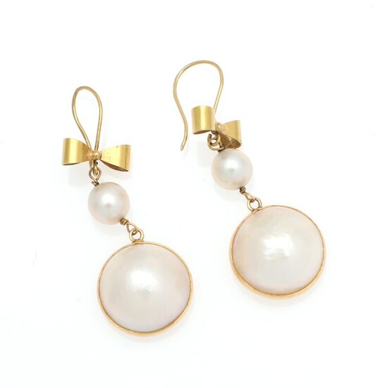 SOLD. A pair of pearl ear pendants each set with a cultured mabé pearl and a cultured pearl, mounted in 18k gold. L. app. 4 cm. (2) – Bruun Rasmussen Auctioneers of Fine Art