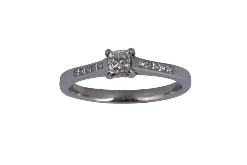 A single-stone diamond and platinum ring
