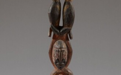 ABELAM, Maprik, Papouasie-Nouvelle-Guinée. Bois dur sculpté, pigments naturels polychromes. Figure féminine représentée debout et surmonté...