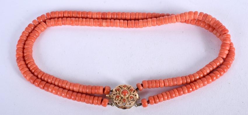 AN 18CT GOLD AND CORAL NECKLACE. 62 grams. Strand 34 cm