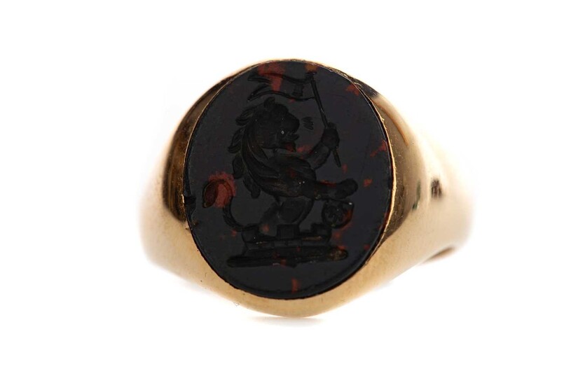 AN EIGHTEEN CARAT GOLD AND BLOODSTONE SIGNET RING