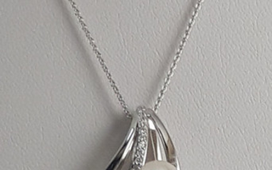Alfieri & St John - 18 kt. White gold - Necklace with pendant - 0.10 ct Diamond - Pearl, Sapphire