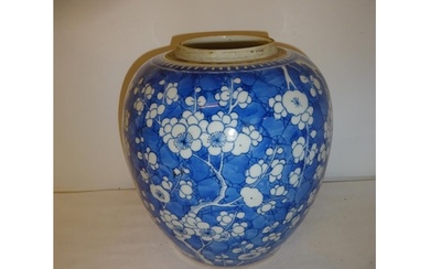 Antique Chinese blue and white ovoid vase. H. 22cm approx.