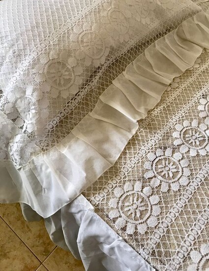Antique bedspreads and handmade pillow covers. Double bed (3) - Cotton, Lace, Organza - First half 20th century