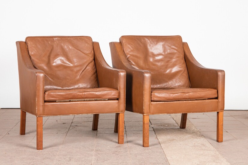 Børge Mogensen, Fredericia, two chairs / lounge chairs, model '2207', leather, wood, 1960s, Denmark (2)