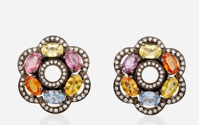 Boucles d'oreilles saphirs et diamants multicolores Chaque cercle ouvert est serti de saphirs de taille...