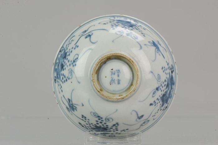 Bowl - Porcelain - Antique Chinese 16/17th C Porcelain Grapes Squirrel Ming/Transitional - China - 16/17th c