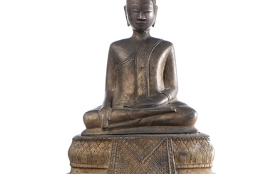 CAMBODGE - Bouddha Maravijaya en vermeil et argent repoussé, XIXe