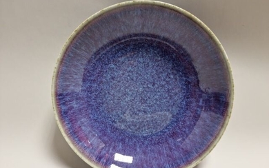 CHINE, XIXème. ASSIETTE en porcelaine à couverte flammée et tachetée bleu et violet, dessous agrémenté...