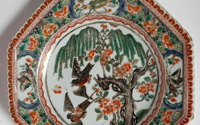 CHINE, époque Kangxi. ASSIETTE octogonale en porcelaine émaillée de type Famille verte, le fond orné...