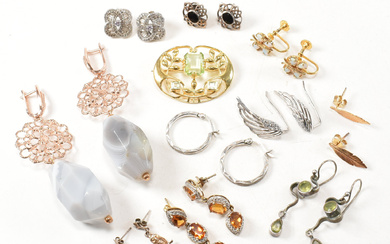 COLLECTION OF SILVER & GEM SET EARRINGS & BROOCH PIN