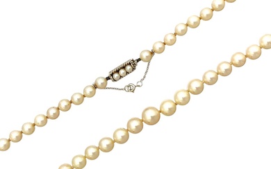 COLLIER perles de culture en chute fermoir or gris agrémenté de 3 demi perles long...