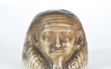 COUVERCLE DE VASE de Canopé en albâtre. Il figure la tête d’un pharaon égyptien. Albâtre....