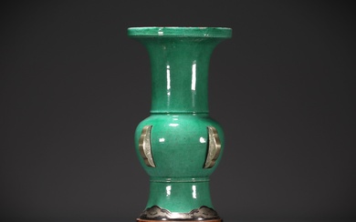 Chine - Grande vase en porcelaine monochrome de couleur verte, monture en argent. Poids: 5.76...