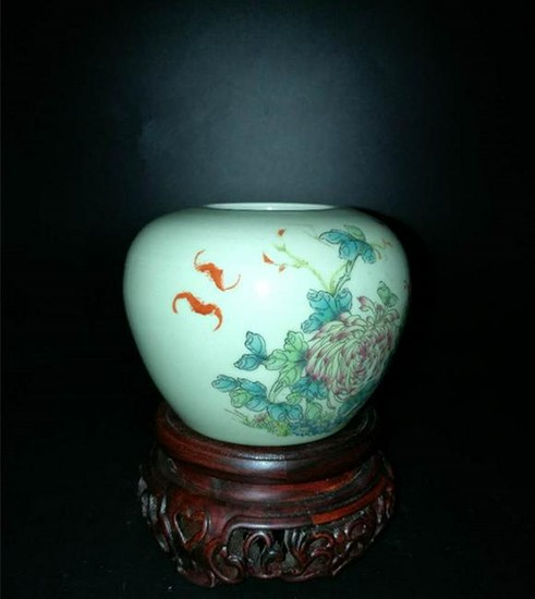Chinese Famille Rose Porcelain pot