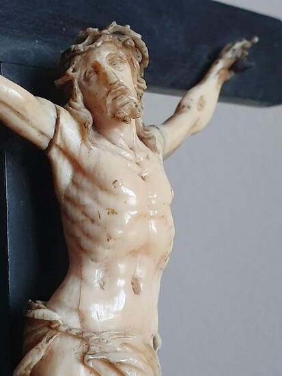 Christ in ivory (meditation cross) - Ivory, ebonized wood - First half 19th century