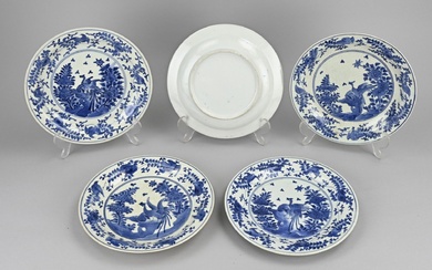 Cinq assiettes kakiemon en porcelaine japonaise du 17e - 18e siècle avec marque de fond....