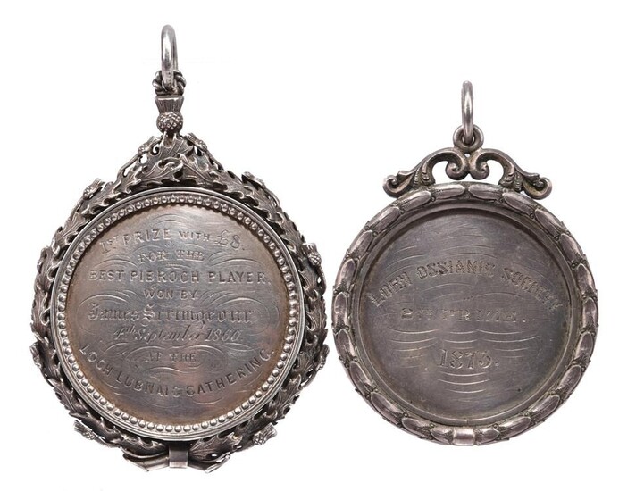 Culture écossaise : deux médailles de prix en argent gravé, avec des bordures ornées et...