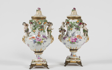 Dans le goût de Meissen, paire de vases couverts en...
