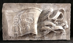 Detail of the Venetian Emblem with Flag and Motto "Ti con nu, nu con ti" - Istrian marble - Late 19th century approx