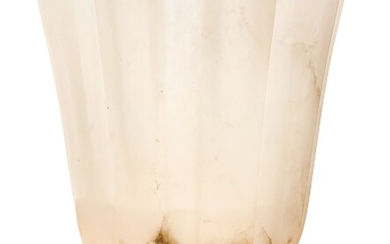 Fabrication française, grand vase en albâtre avec de grandes nervures en surface. 1930 et rapport...