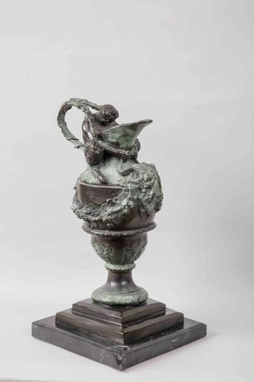 Important bronze ewer with a green patina in the antique style with a fauna decoration.